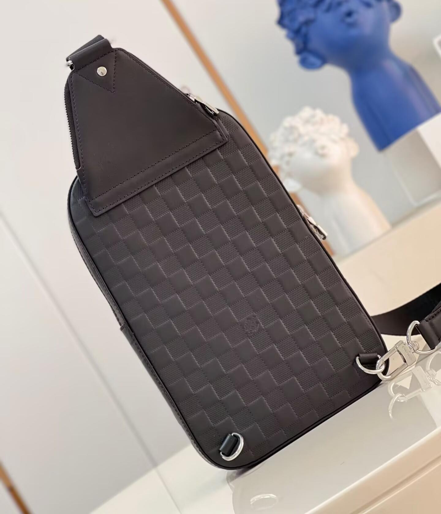 LV Avenue Slingbag N45303 20x31x7cm