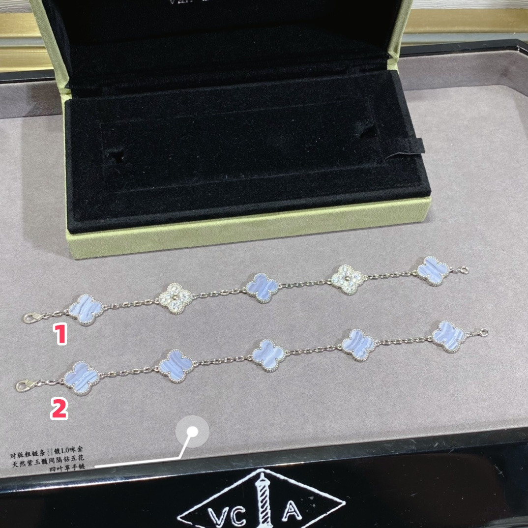 v*n cl*f & arpels natural purple chalcedony interval Di*m*nd five-flower four-leaf clover bracelet