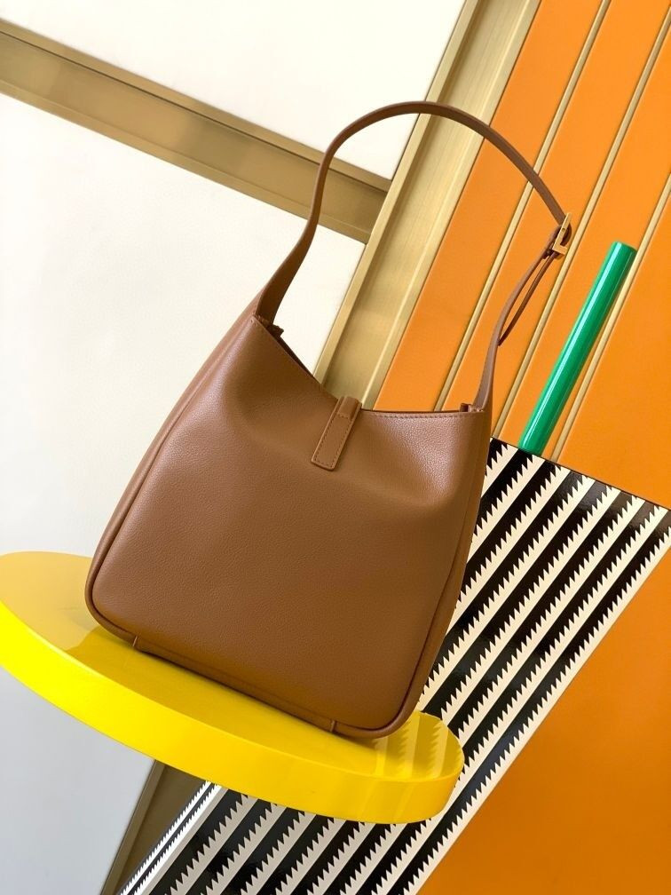 y*l le 5 À 7 S*pple small in grained leather 23 x 22 x 8.5 cm