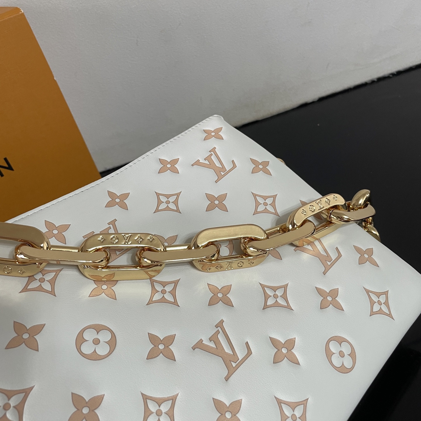 LV Coussin PM M14503 26x20x12cm