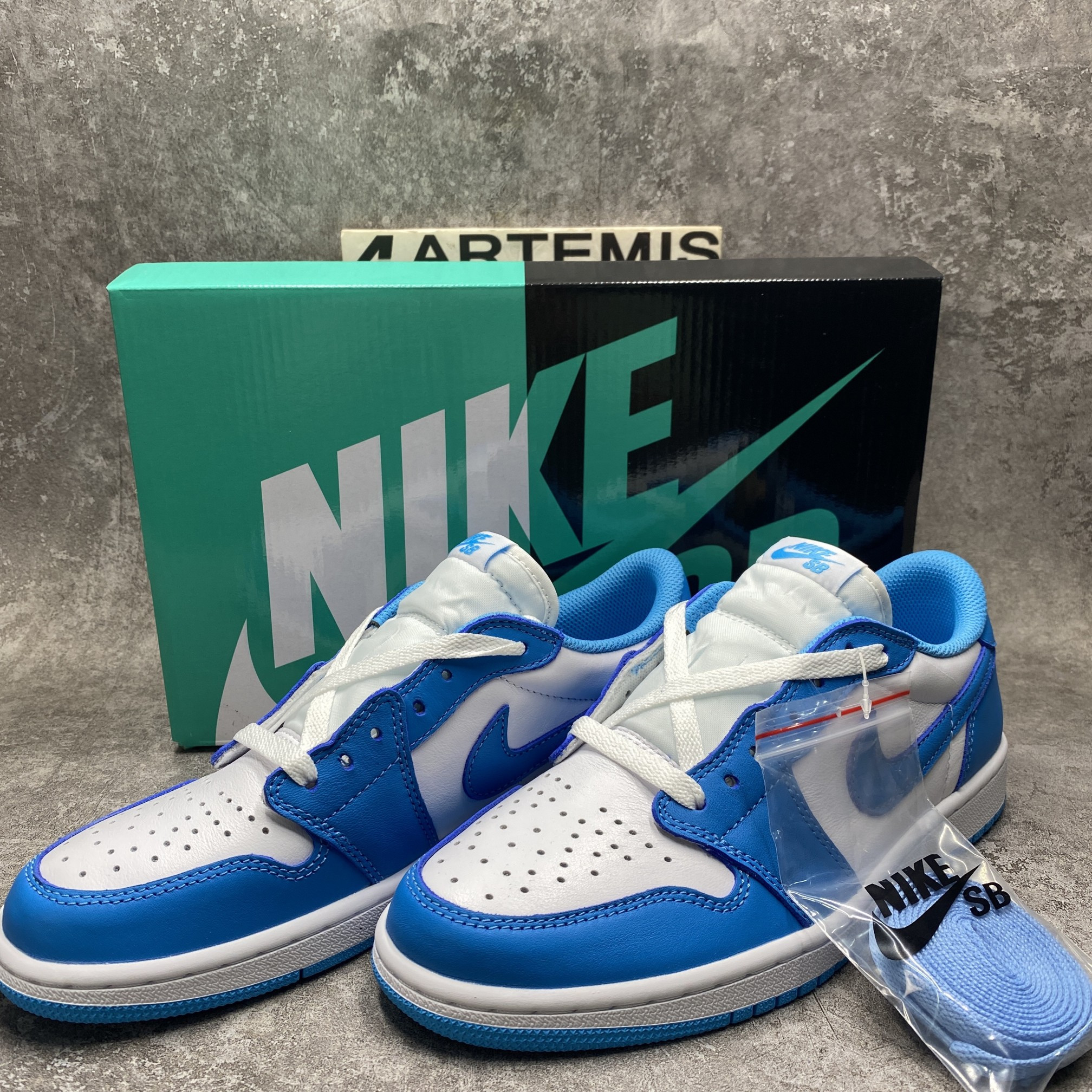 Air Jordan 1 Low SB UNC