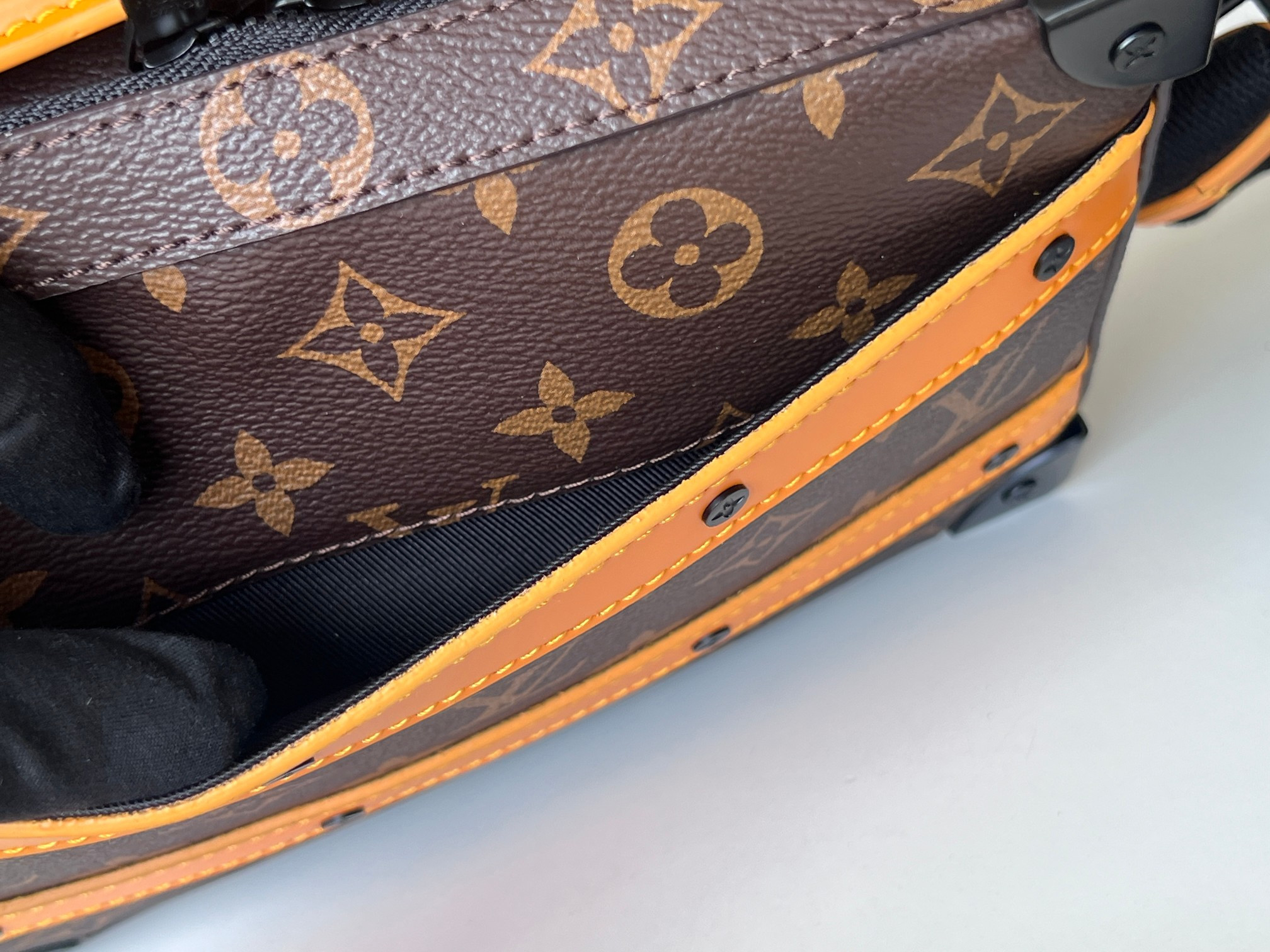 LV Handle Soft Trunk M46689 21.5x15x7cm