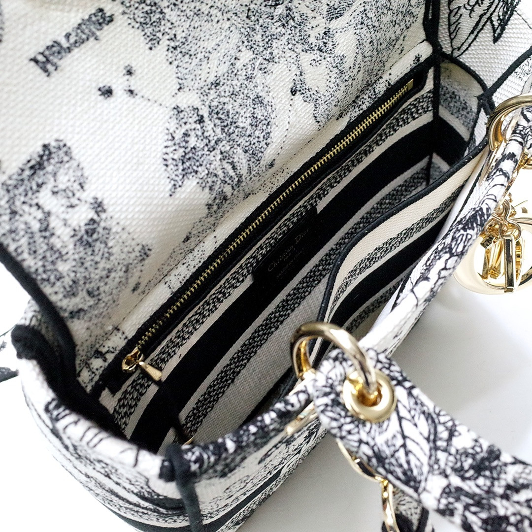 medium D*or lady d-lite bag  24 x 20 x 11 cm