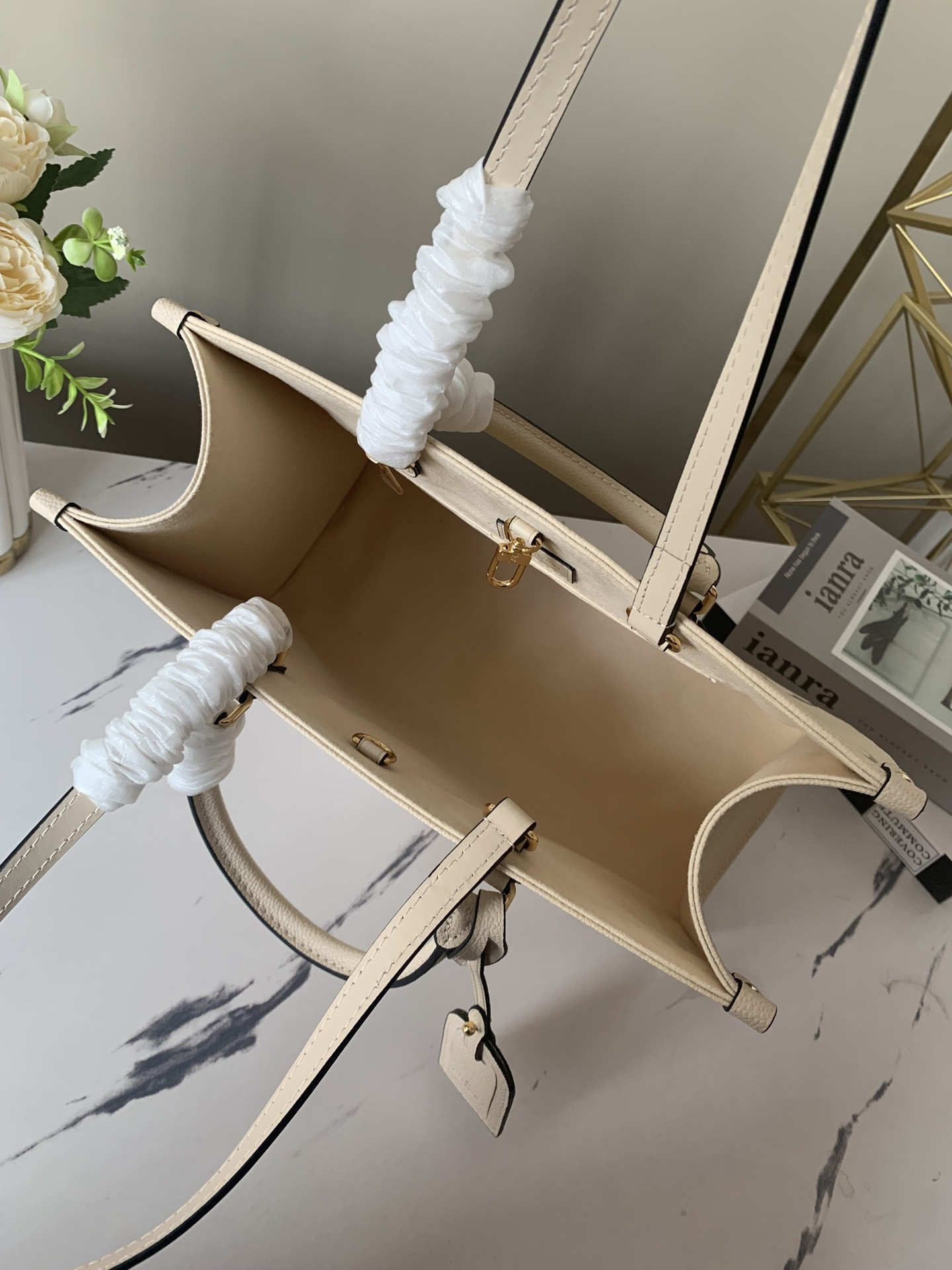 LV Onthego MM M45493 13.8 x 10.6 x 5.5 inches