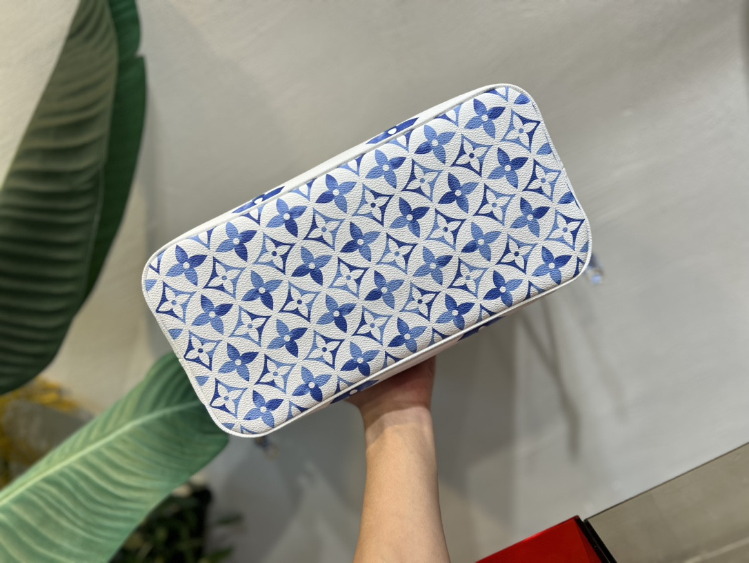 LV M22979  Neverfull MM 12.6 x 11.4 x 6.7 inches Without Box