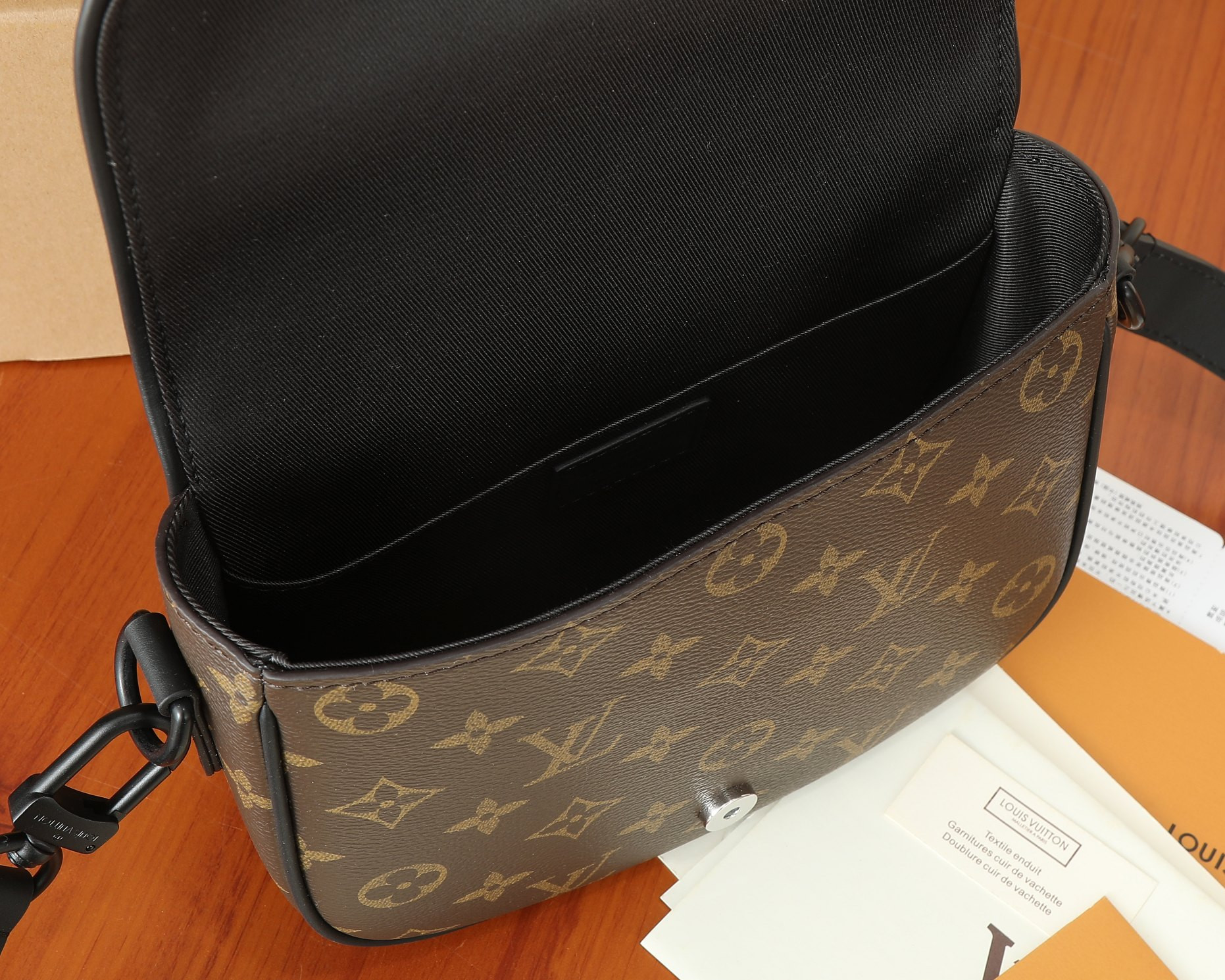 LV Montsouris Messenger PM​ M47060  7.9 x 6.7 x 2.8 inches