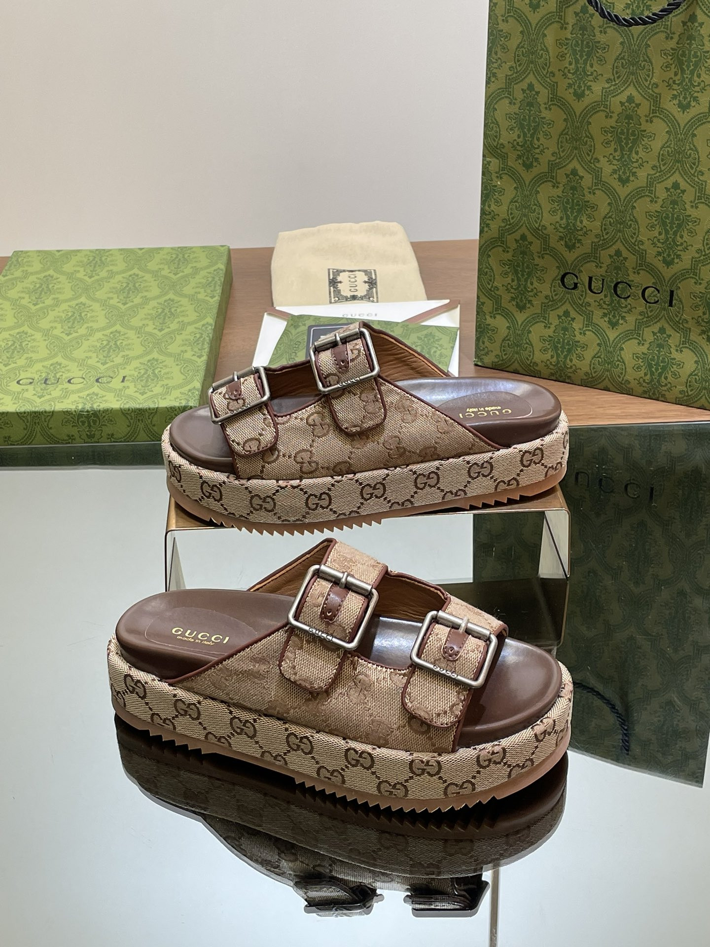 ua G*u*i  sandal with double g