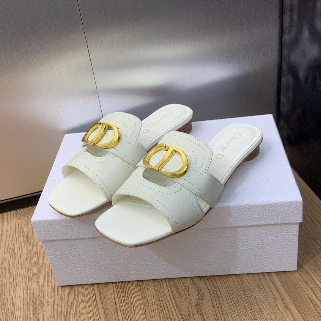 ua D*or 30 montaigne slide