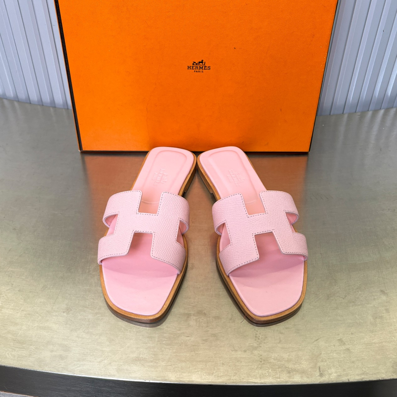 ua H**me5 oran sandal