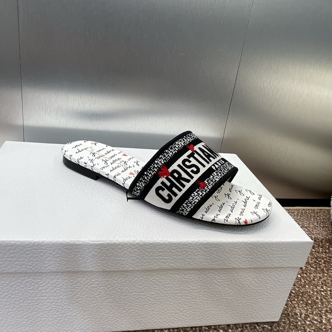 ua D*oramour dway slide