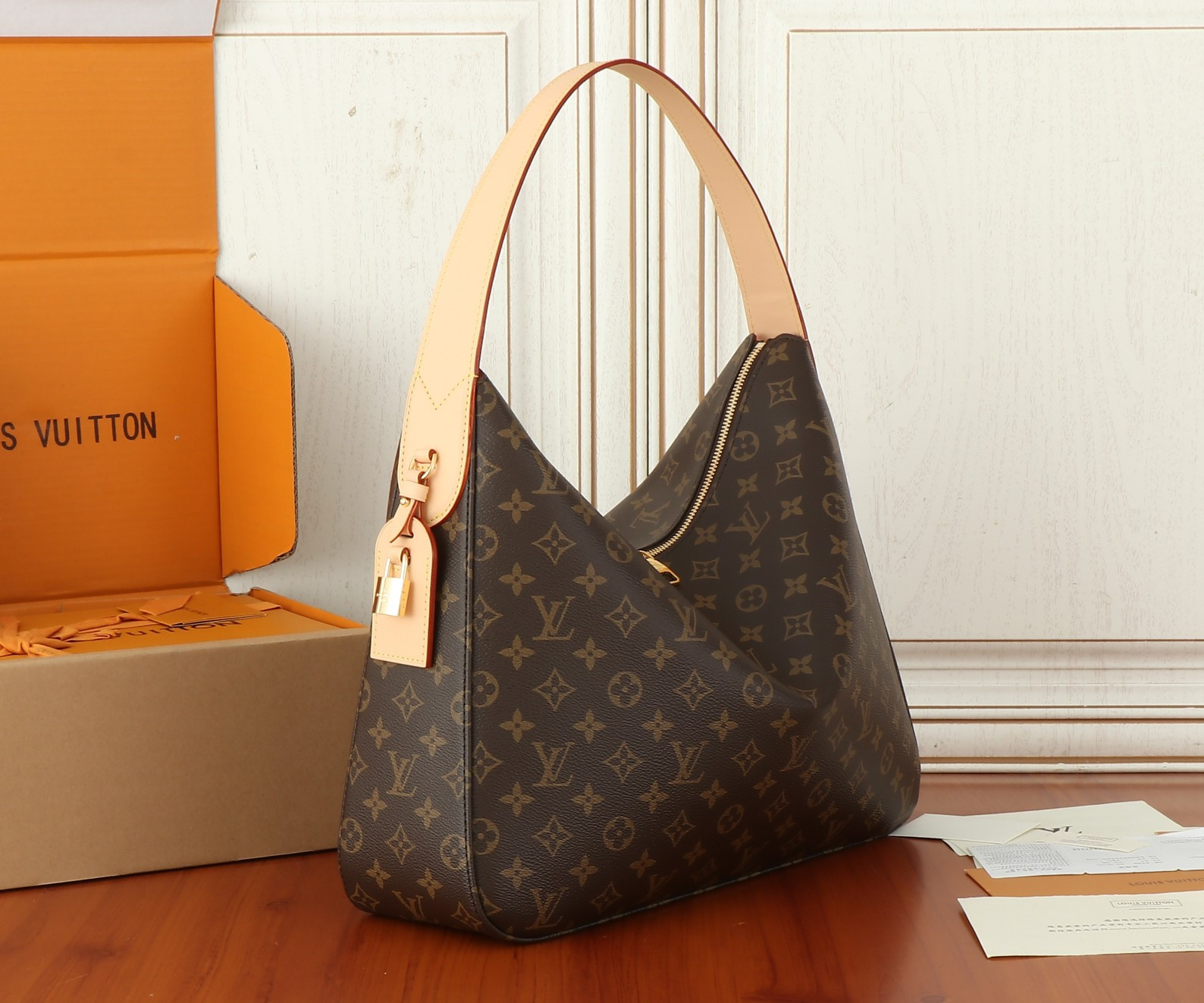 LV Slouchy MM M12098 31 x 11 x 40 cm