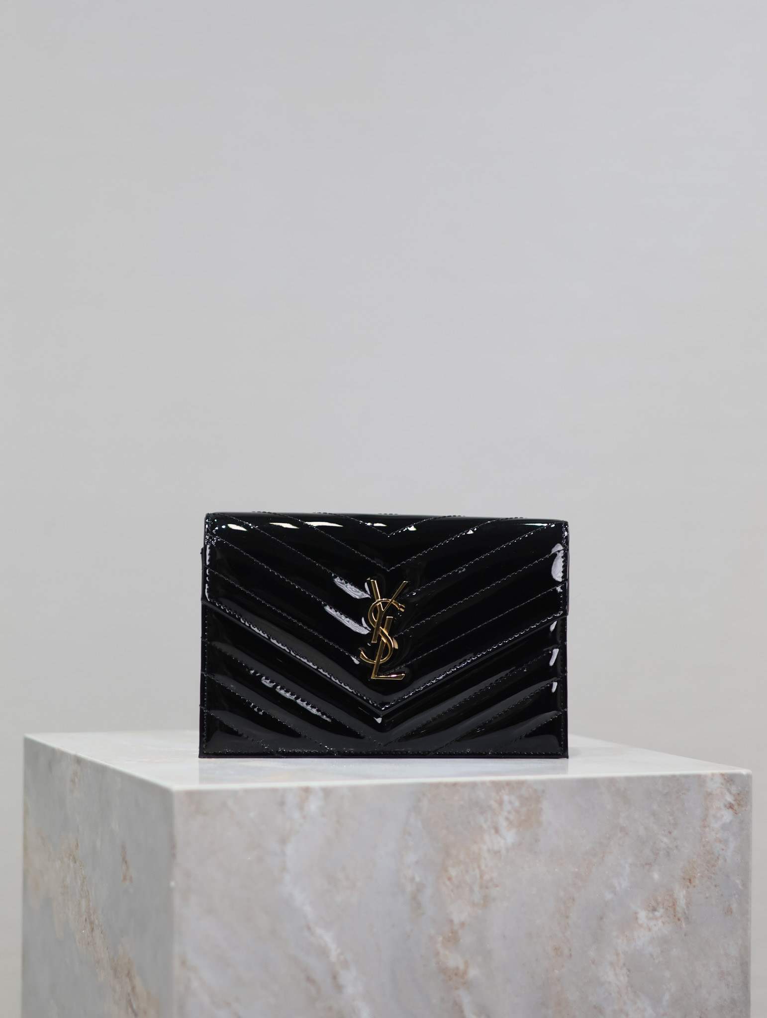 Y*L cassandra woc envelope chain wallet in patent leather 19 x 12.5 x 3.5cm