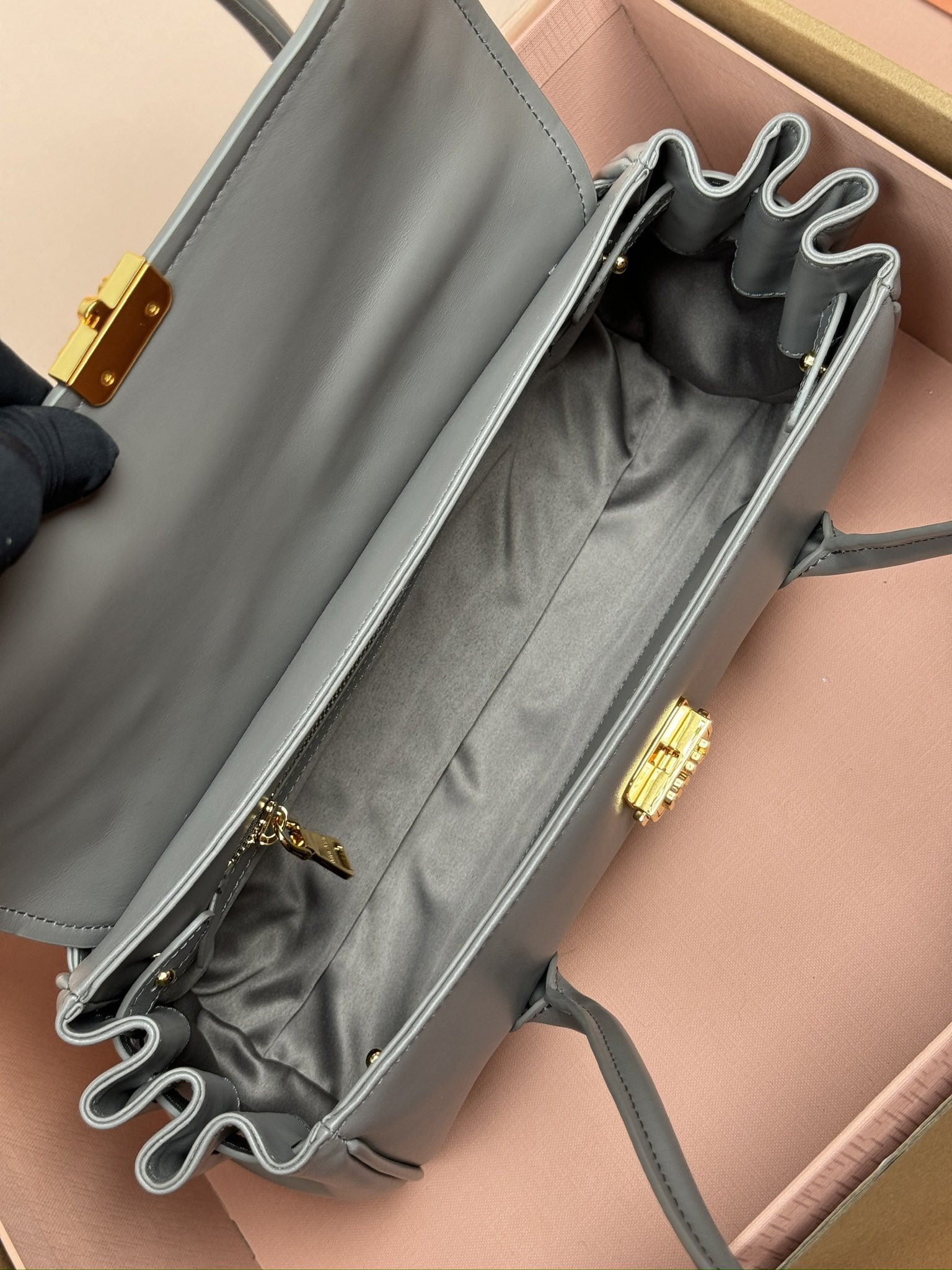 Miu Miu Leather shoulder bag  15x28x11cm