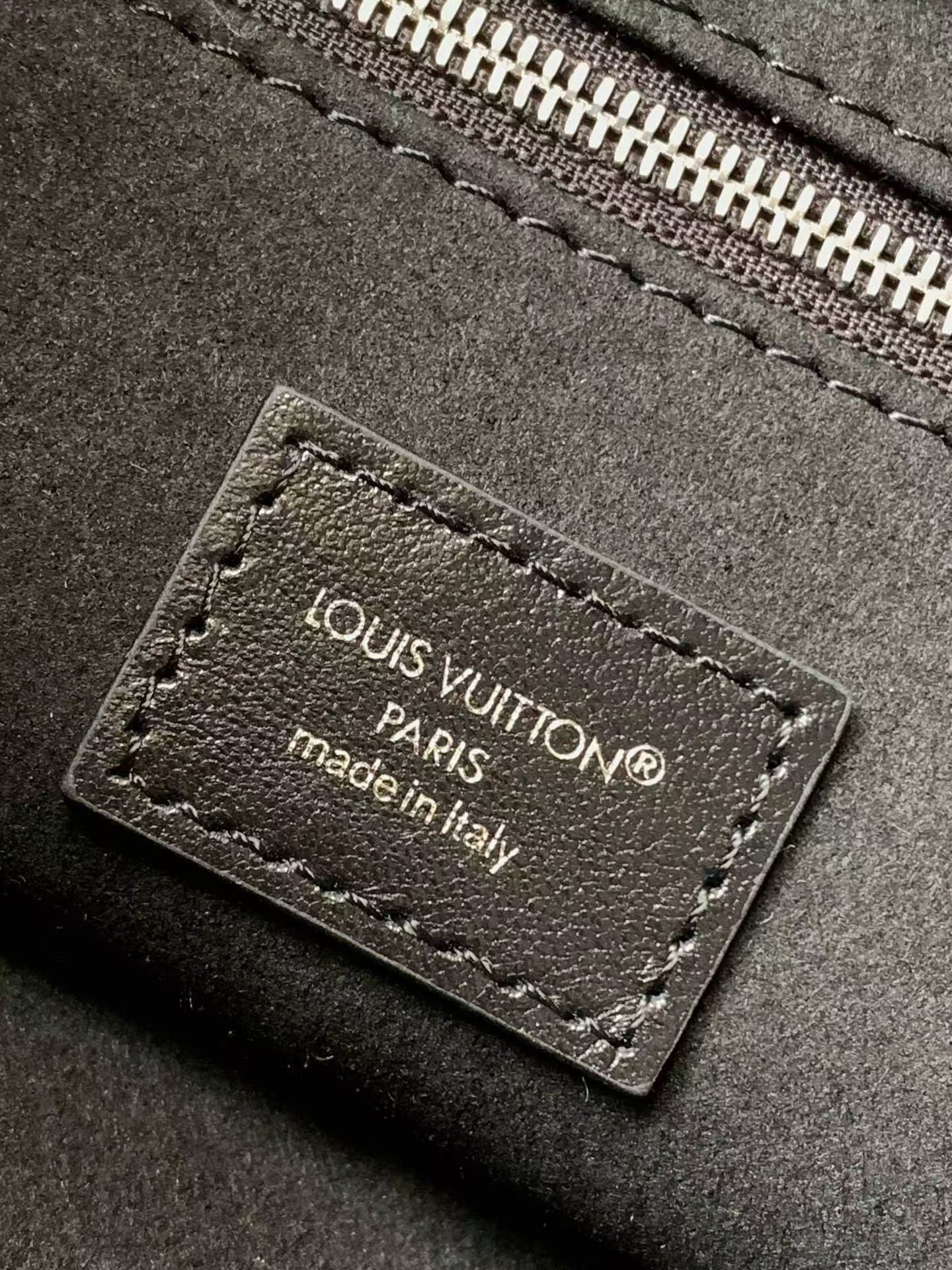 LV Carryall Vibe BB M12888 26 x 17 x 10 cm