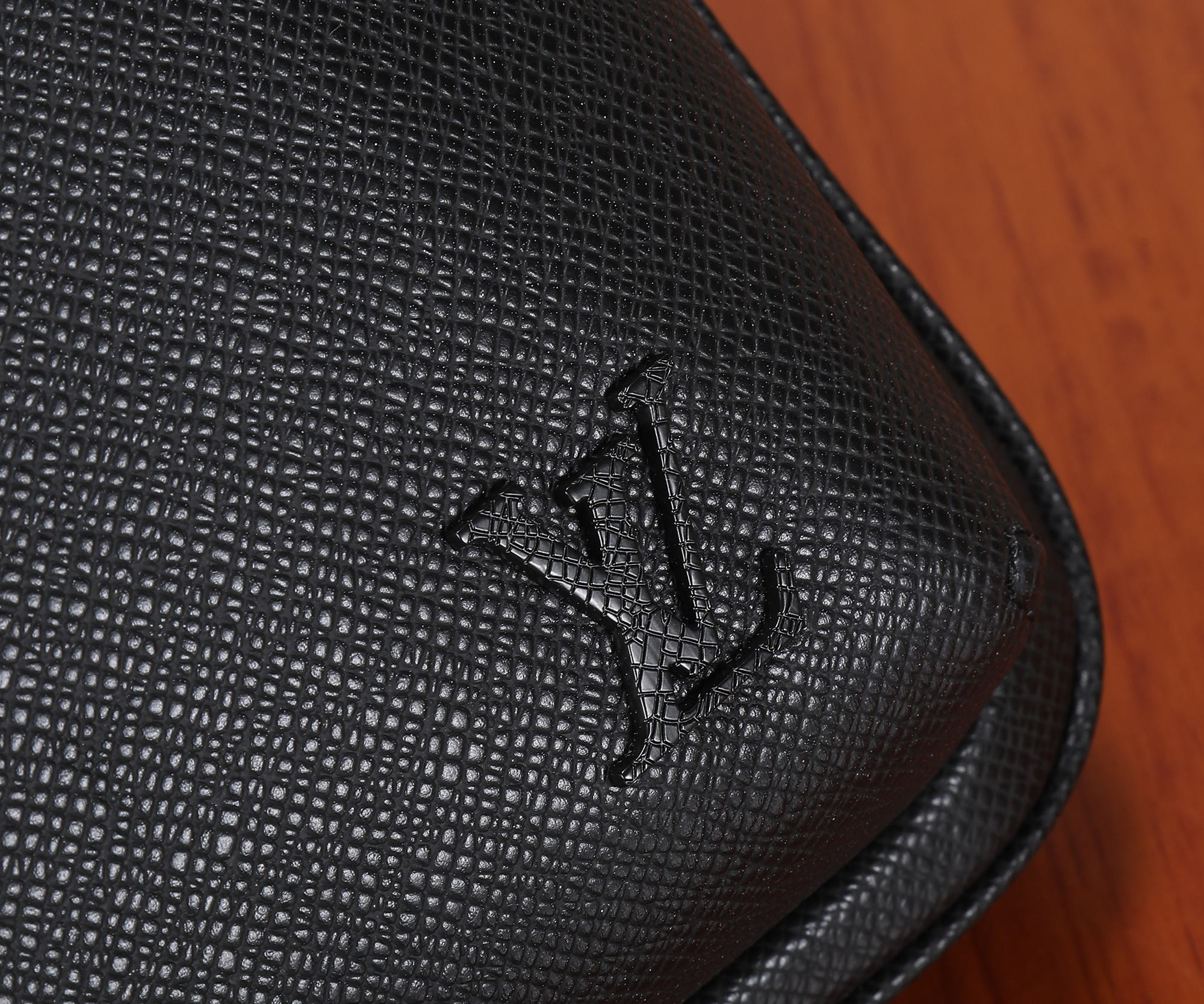 LV Avenue Sling Bag M30863 20 x 31 x 7 cm