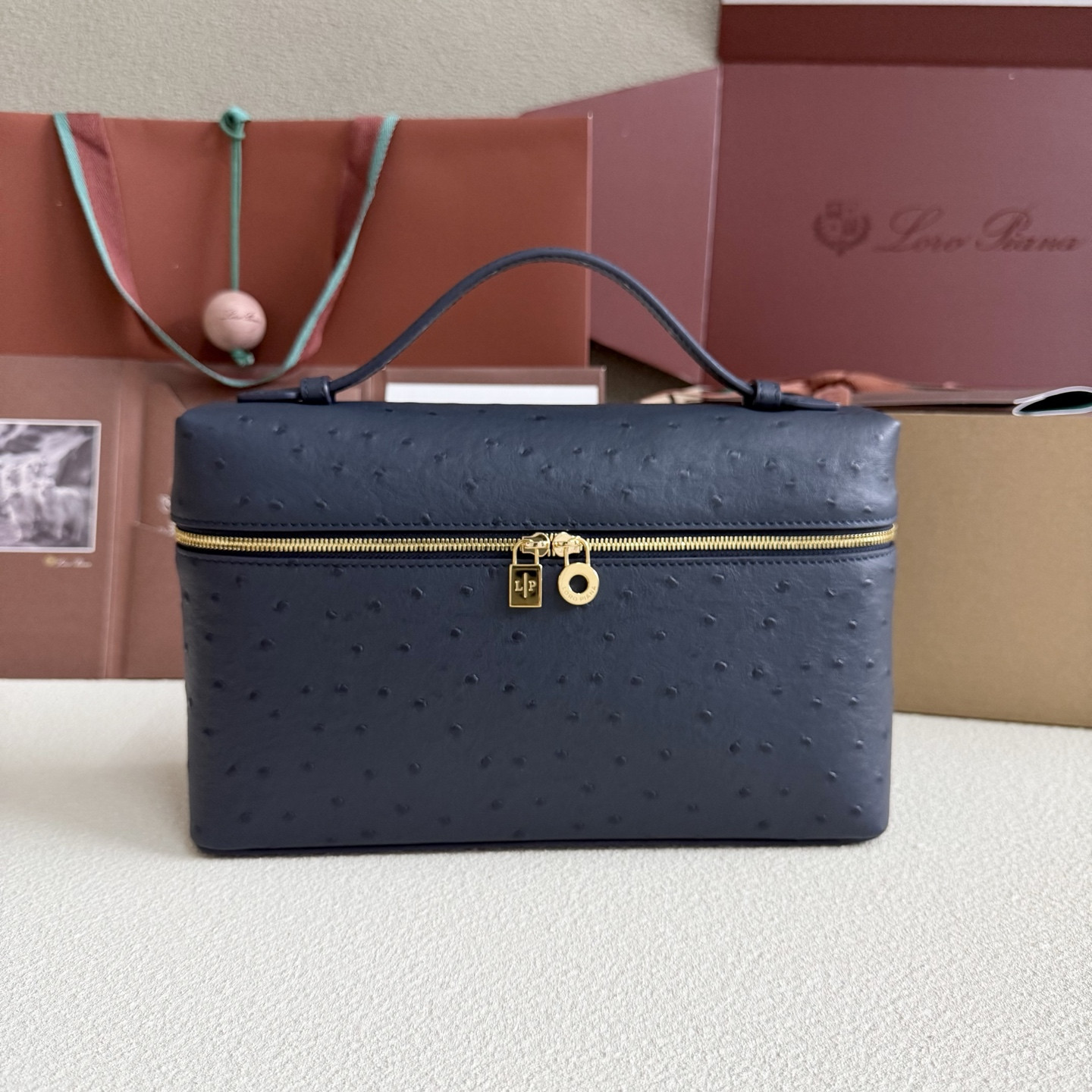 L**o p*ana extra pocket l27 ostrich-grained leather 16x27x10cm