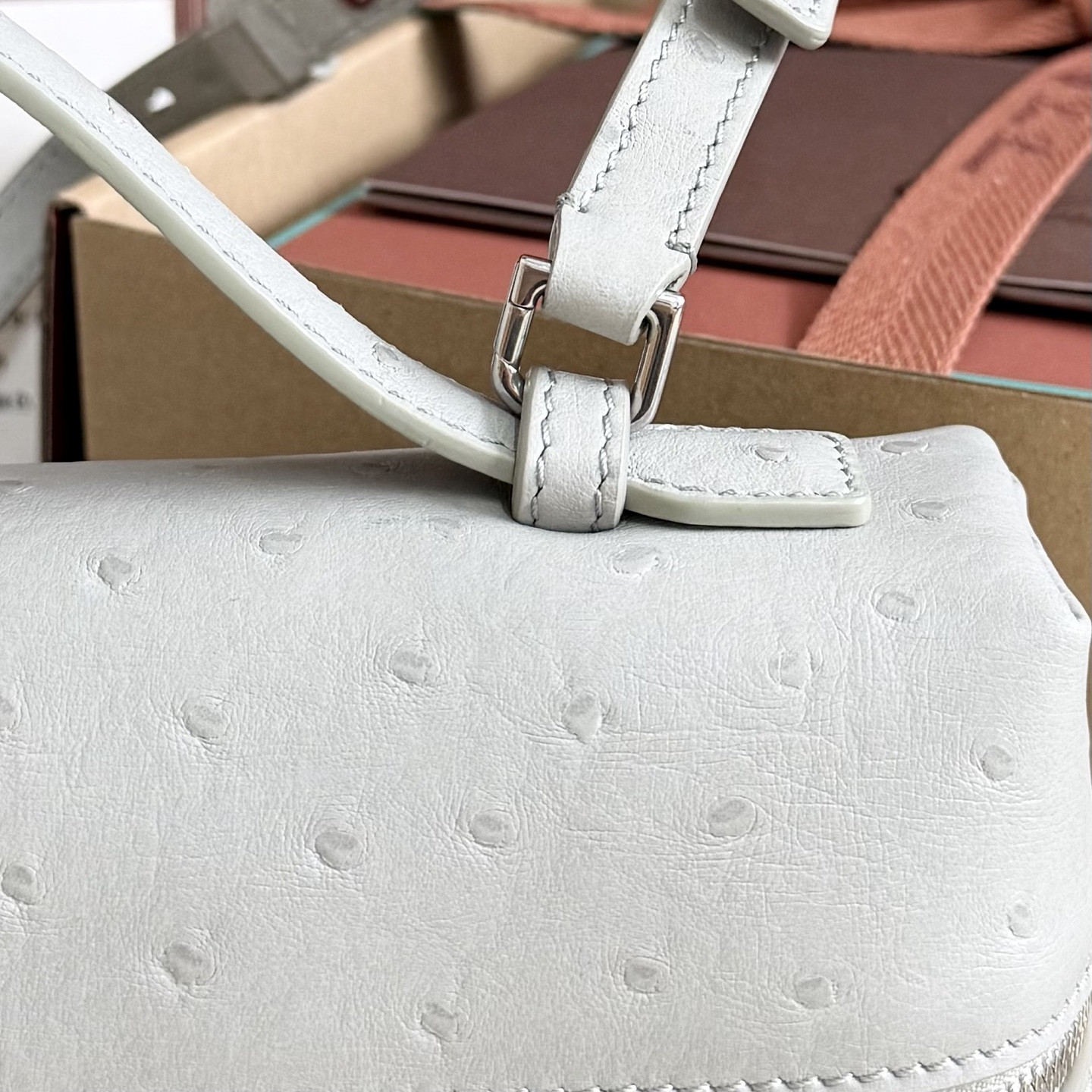 L**o p*ana extra pocket l27 ostrich-grained leather 16x27x10cm